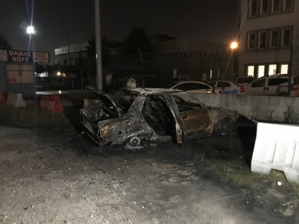 Foto - Yanan otomobili bırakıp kaçtı: Aracın üzerindeki piknik tüpü dikkat çekti