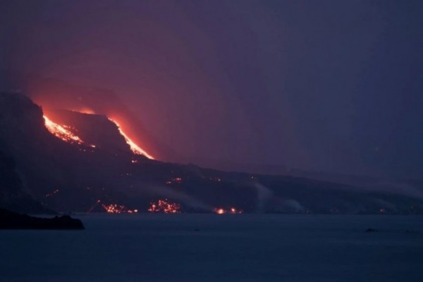Yanardağdaki felaket sürüyor! Geniş bir kaya meydana geldi