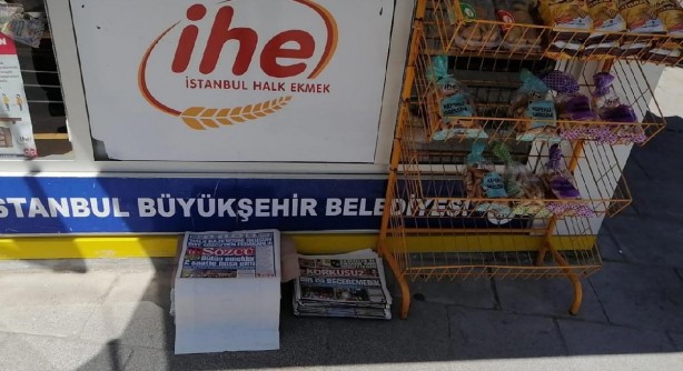 Foto - İBB'nin Sözcü paçavrasının posta memurluğuna soyunması büyük tepki topladı.