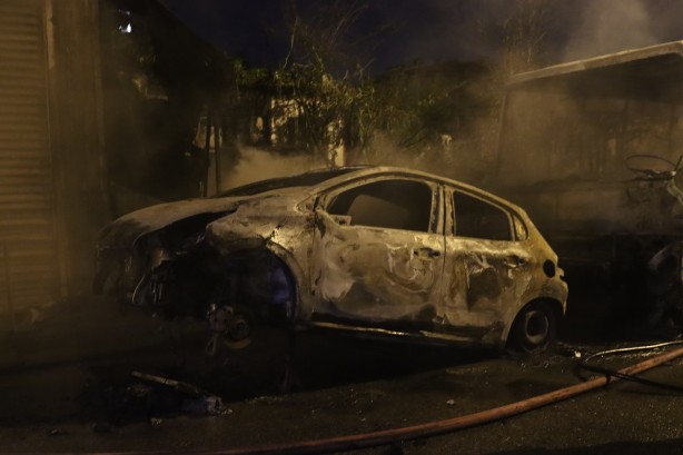 Foto - Yangın otomobilde çıktı! İş yerine de sıçradı