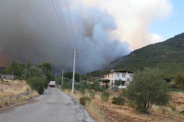 Foto - Yangın söndürülemiyor! İki mahalle daha tehdit altında