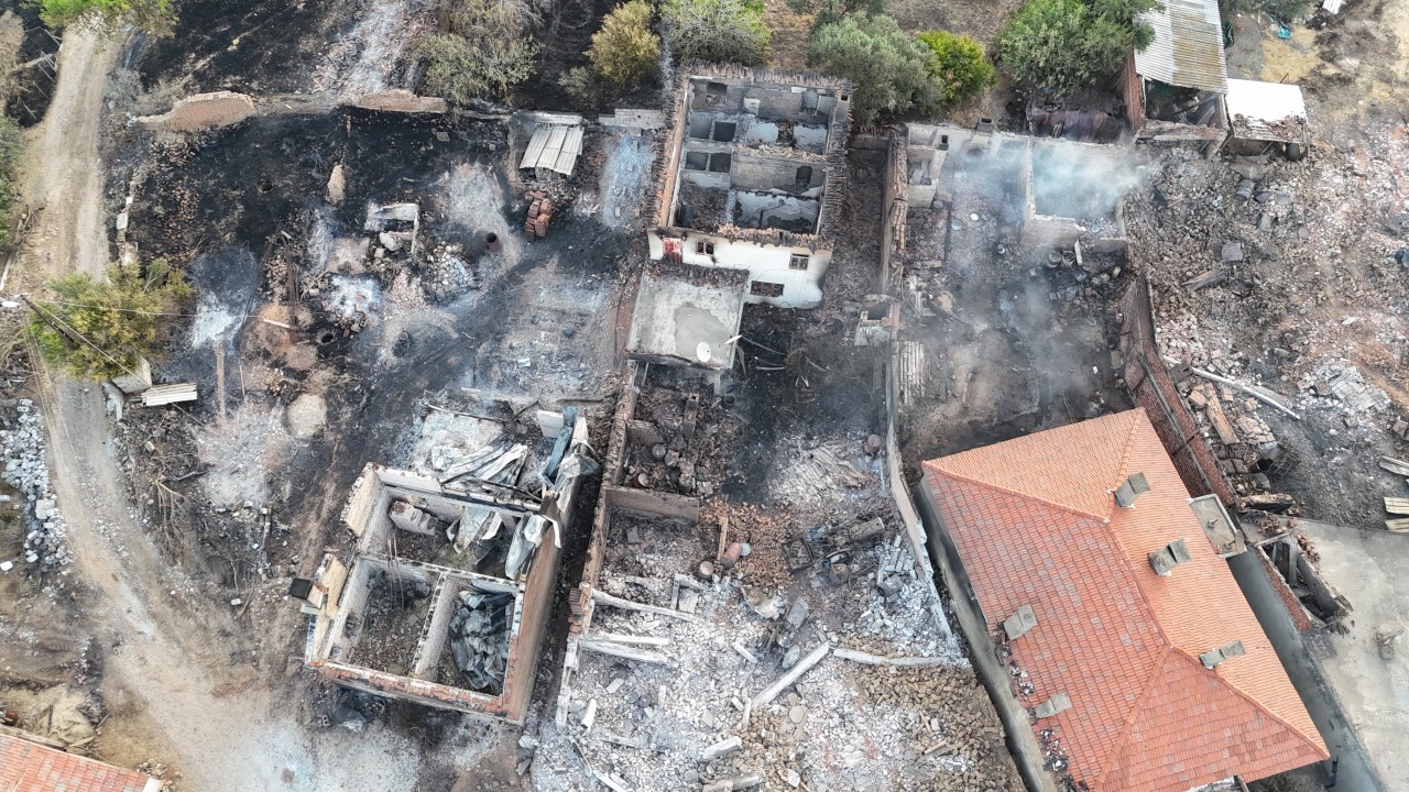 Foto - Yangın sonrası ilk görüntüler! Saçaklı işte bu hale geldi