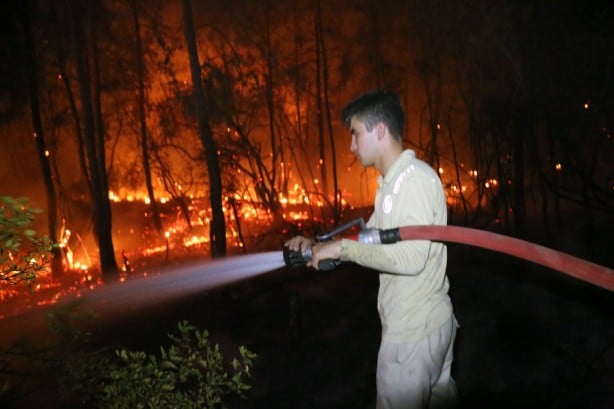 Yangına havadan gece görüşlü helikopterler müdahale ediyor