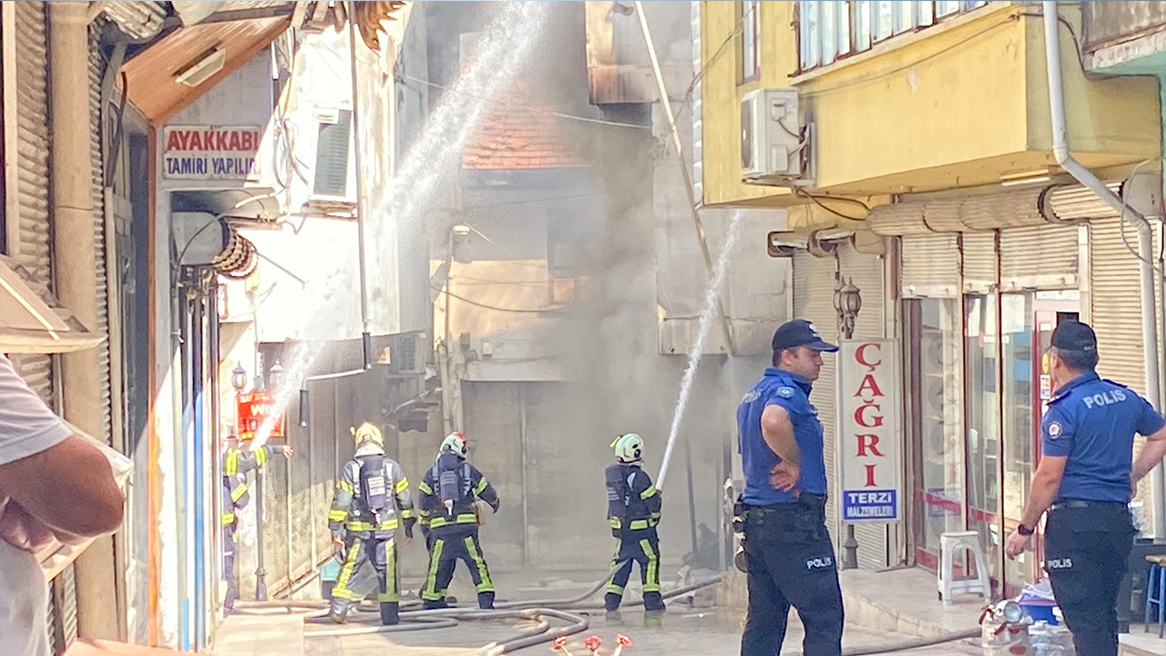 Foto - Yangına helikopterle müdahale ediliyor: Tarihi Kaleiçi Çarşısı yanıyor