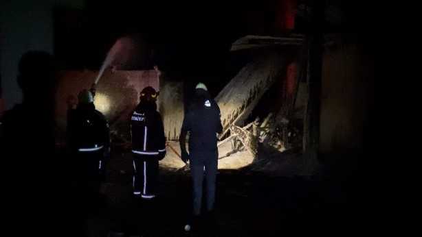 Yangına müdahale eden itfaiye ekiplerine saldırı