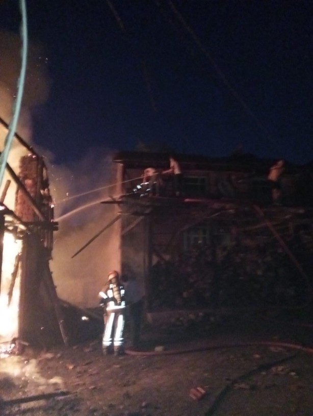 Foto - Yangına müdahale eden itfaiye ekiplerine saldırı