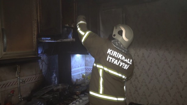Foto - Yangına uykuda yakalanan aile, komşularının dikkati sayesinde kurtuldu