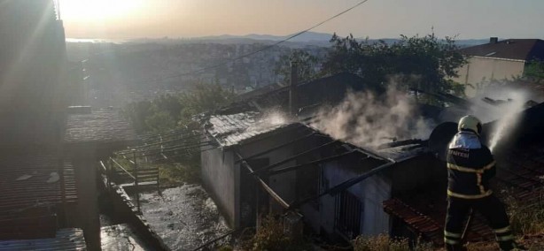 Foto - Yangında ev küle döndü, Kur'an-ı Kerim sayfaları zarar görmedi!