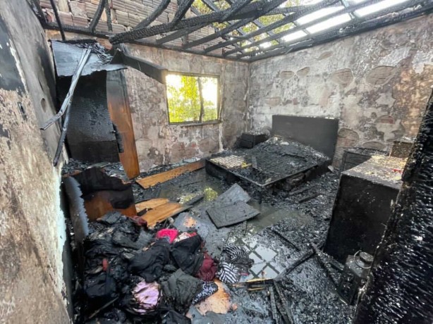 Foto - Yangında ev küle döndü, Kur'an-ı Kerim sayfaları zarar görmedi!