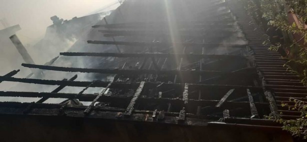 Foto - Yangında ev küle döndü, Kur'an-ı Kerim sayfaları zarar görmedi!