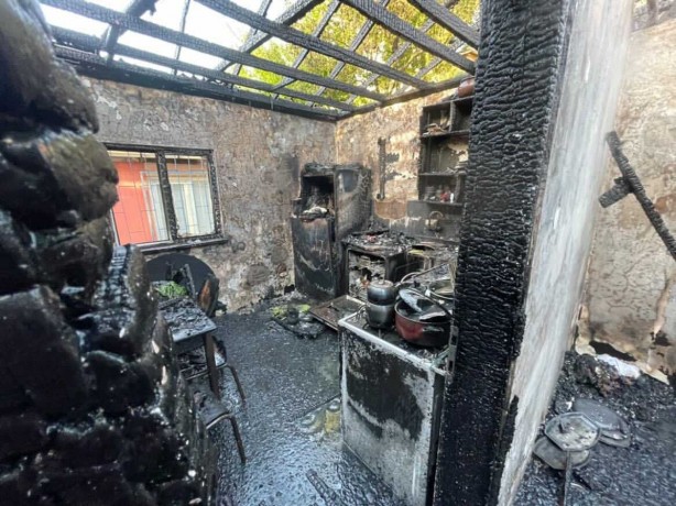 Foto - Yangında ev küle döndü, Kur'an-ı Kerim sayfaları zarar görmedi!