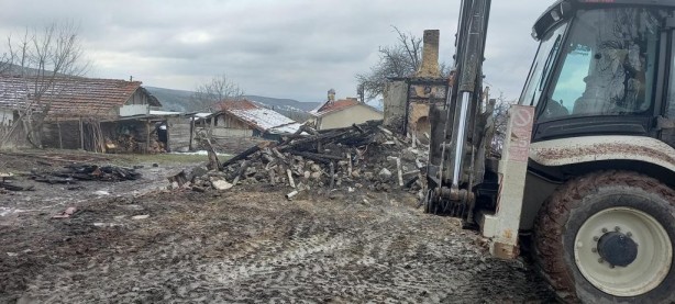 Foto - Yangında evsiz kaldılar! Şehit ailesine devlet sahip çıktı