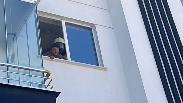 Foto - Yangında mahsur kaldılar! 2 kardeşi itfaiye kurtardı