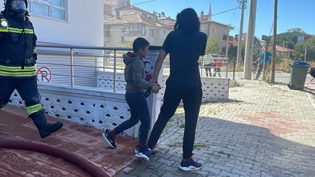 Foto - Yangında mahsur kaldılar! 2 kardeşi itfaiye kurtardı