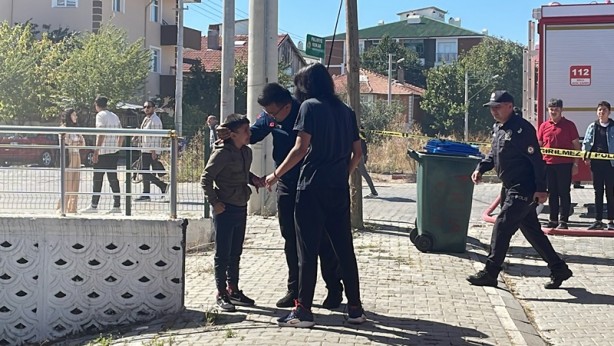 Foto - Yangında mahsur kaldılar! 2 kardeşi itfaiye kurtardı