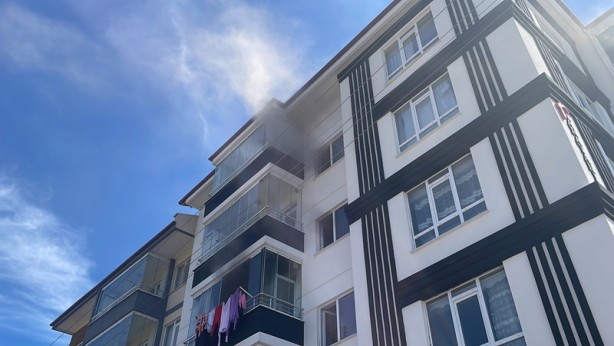 Yangında mahsur kaldılar! 2 kardeşi itfaiye kurtardı