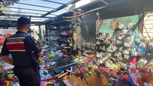 Foto - Yangında üç iş yeri kullanılamaz hale geldi