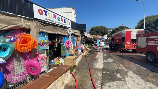 Foto - Yangında üç iş yeri kullanılamaz hale geldi