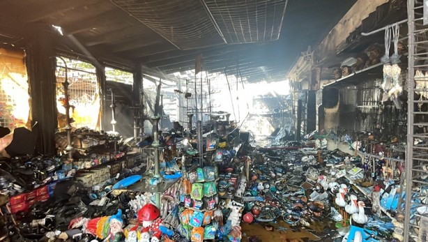 Foto - Yangında üç iş yeri kullanılamaz hale geldi