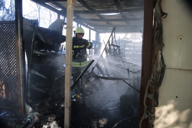 Yangında üç iş yeri kullanılamaz hale geldi