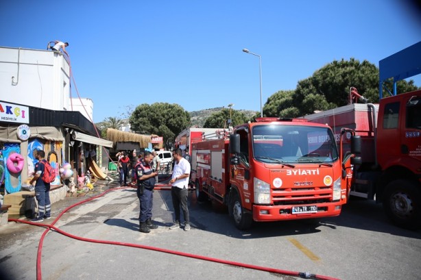 Foto - Yangında üç iş yeri kullanılamaz hale geldi