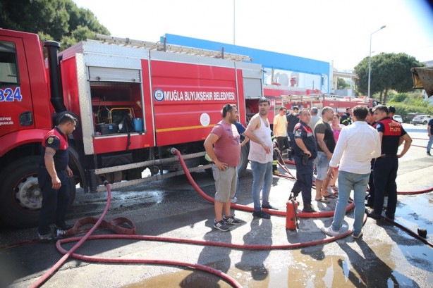 Foto - Yangında üç iş yeri kullanılamaz hale geldi