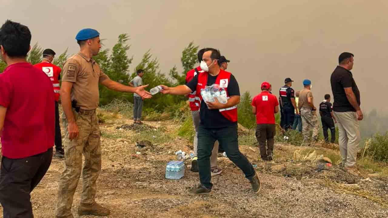 Yangından etkilenen bölgelere kumanya ve su dağıtıyor: Kızılay afetzedelere destek için sahada