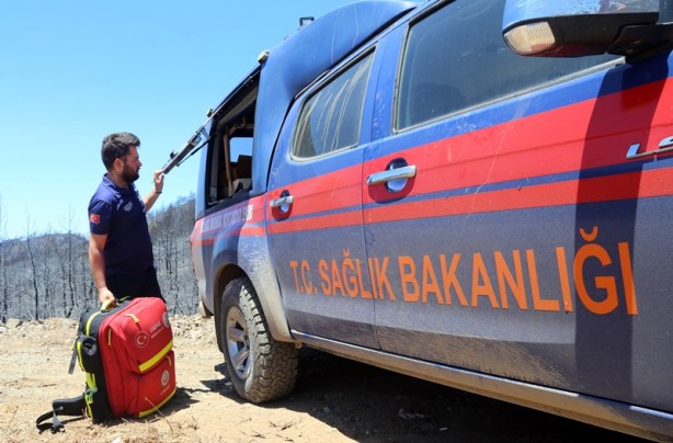 Foto - Yangından kaçan yavru kuş ve köpeği sağlık ekipleri kurtardı