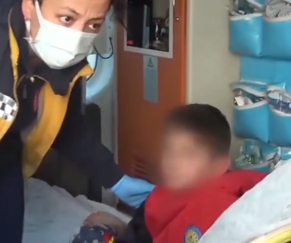 Foto - Yangından kurtulan çocuk! Öyle bir şey söyledi ki Türkiye’nin yüreğini burktu ‘Annemin parası yok götürmeyin’