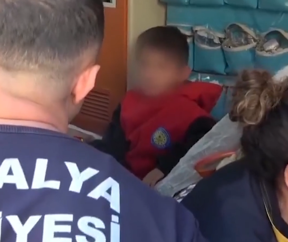 Foto - Yangından kurtulan çocuk! Öyle bir şey söyledi ki Türkiye’nin yüreğini burktu ‘Annemin parası yok götürmeyin’