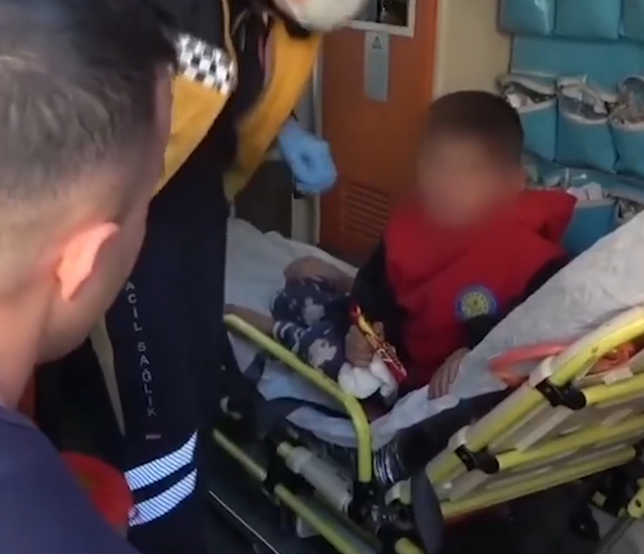 Foto - Yangından kurtulan çocuk! Öyle bir şey söyledi ki Türkiye’nin yüreğini burktu ‘Annemin parası yok götürmeyin’