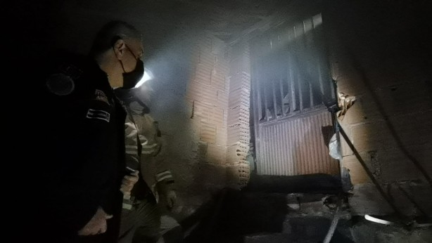 Foto - Yangını taşlarla söndürmeye çalıştılar! 30 tavuk telef oldu