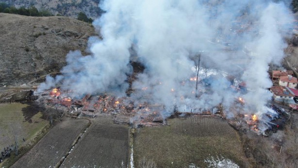Foto - Yangınla bir köy kül oldu! Havadan görüntülendi