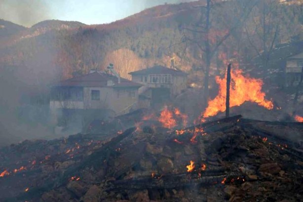 Foto - Yangınla bir köy kül oldu! Havadan görüntülendi