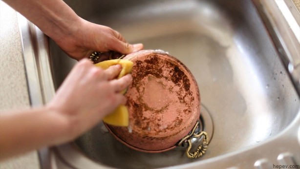 Foto - Yanık tencere nasıl temizlenir? Dibi tutan tencereyi temizleme