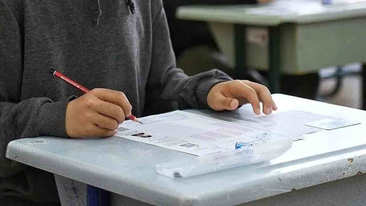 Foto - Yanından geçen vatandaş fotoğrafladı: Simit tezgahında şaşırtan KPSS notu