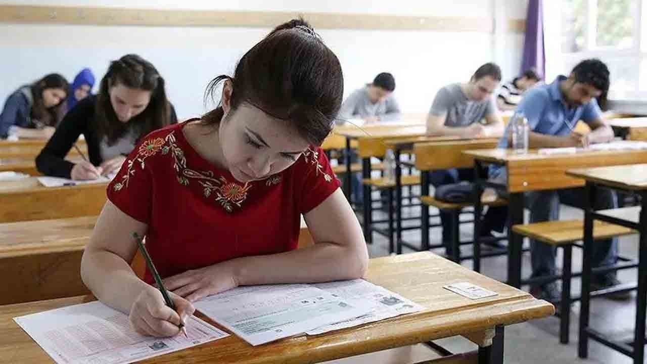 Foto - Yanından geçen vatandaş fotoğrafladı: Simit tezgahında şaşırtan KPSS notu