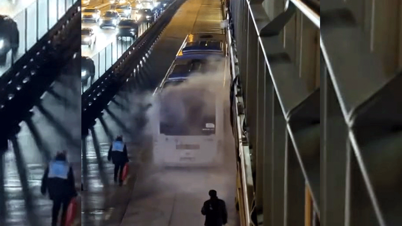Foto - Yanıyorsun Ekrem abi! Avcılar'da metrobüs yandı