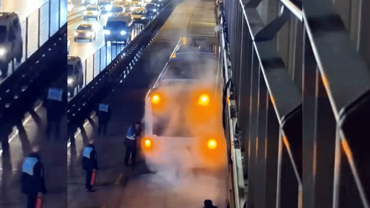 Foto - Yanıyorsun Ekrem abi! Avcılar'da metrobüs yandı
