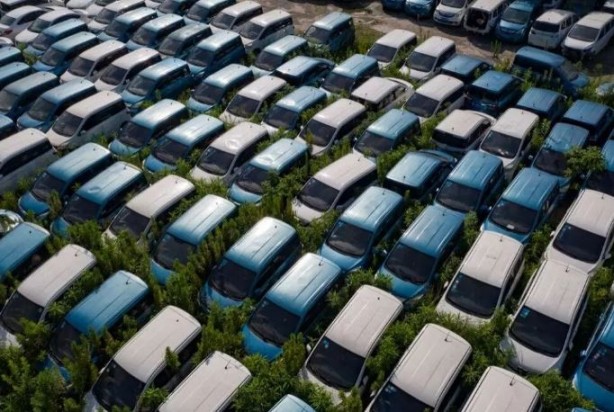 Foto - Yanlarından bile geçen yok! Otomobil çöplüğünden inanılmaz kareler