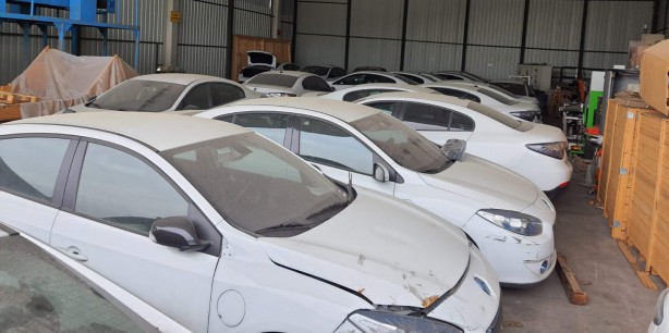 Foto - Yanlarından bile geçen yok! Otomobil çöplüğünden inanılmaz kareler