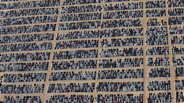 Foto - Yanlarından bile geçen yok! Otomobil çöplüğünden inanılmaz kareler