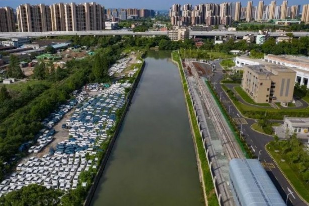 Foto - Yanlarından bile geçen yok! Otomobil çöplüğünden inanılmaz kareler