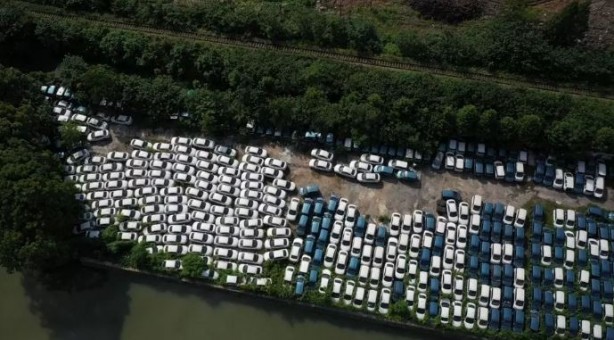 Yanlarından bile geçen yok! Otomobil çöplüğünden inanılmaz kareler