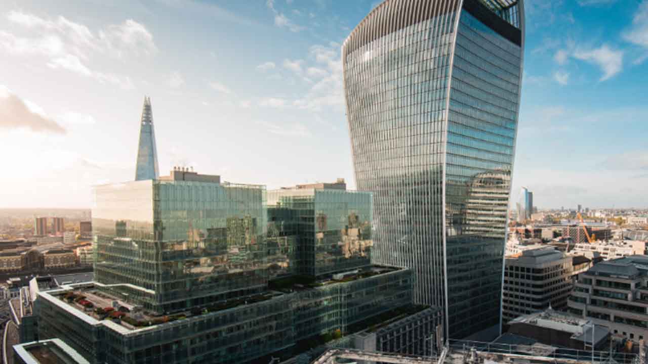 Yanlış tasarlanan gökdelen ülkenin başına bela oldu: Şehri yakıyor, lüks araçlar bile eriyor