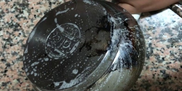 Foto - Yanmış tava altı nasıl temizlenir?