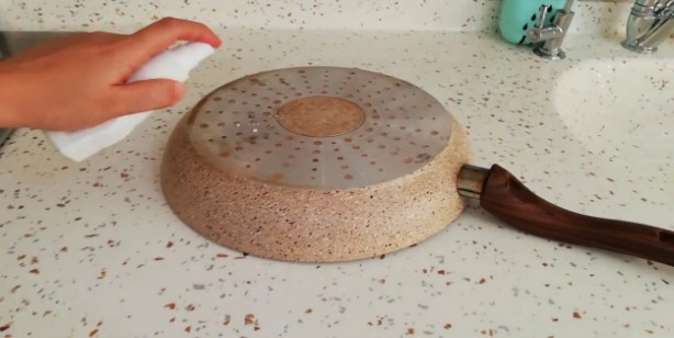 Foto - Yanmış tava altı nasıl temizlenir?