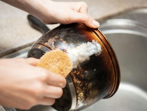 Foto - Yanmış tencereniz mi var? Bu yöntem tam size göre… Sadece 2 malzeme ile anında kurtulun