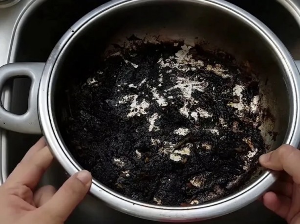 Yanmış tencereyi temizlemek bu kadar basit! Sakın çöpe atmayın