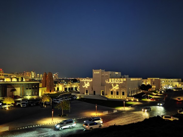 Yansımanın en özeli! Peygamberimizin ismi Katar'da duvarlara yansıtıldı